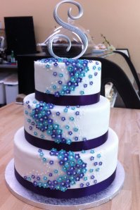 purple and blue flower wedding cake by h0p31355-d5cubzh